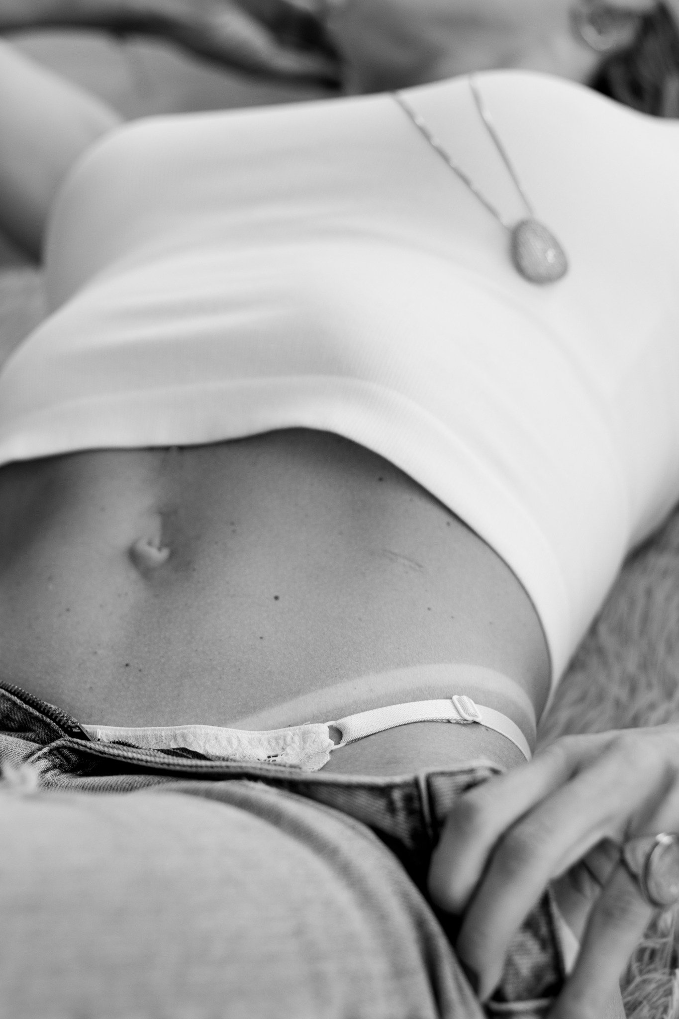 Detalhe artístico de ensaio feminino em preto e branco