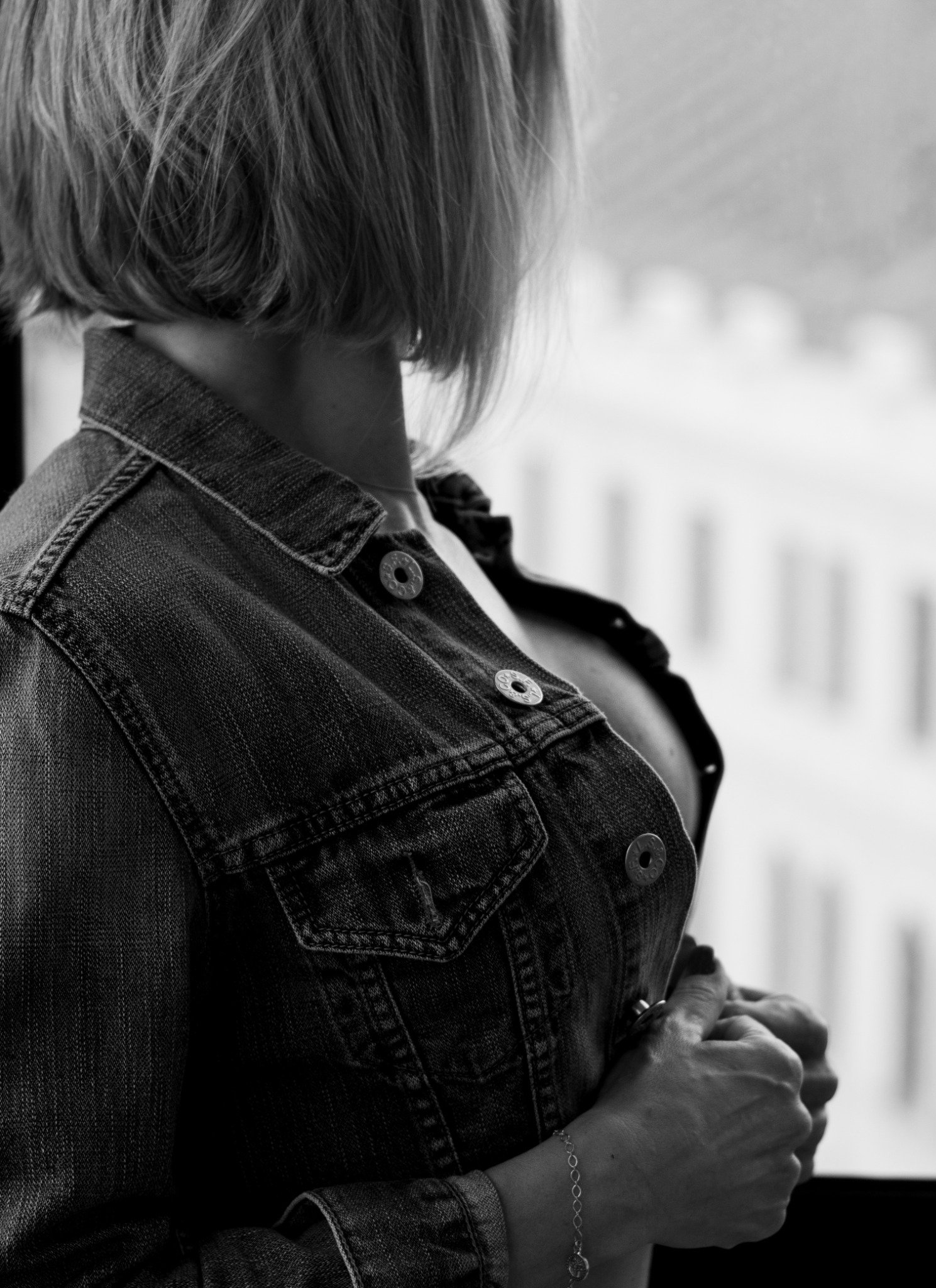 Ensaio feminino em preto e branco com jaqueta jeans